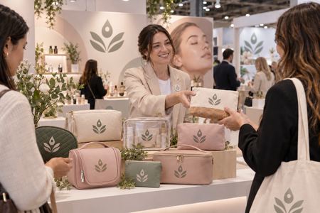 Bedruckte Kosmetiktaschen an einem Kosmetik-Messestand