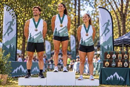 Laufsiegerehrung mit personalisierten Gold-, Silber- und Bronzemedaillen