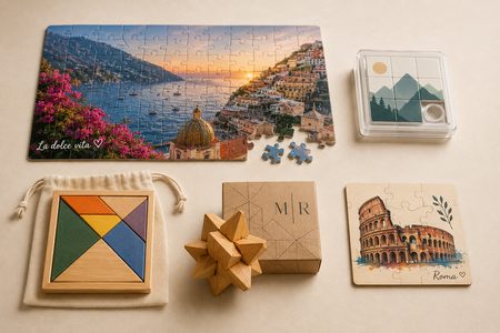Personalisierte Puzzles in verschiedenen Modellen auf neutralem Hintergrund