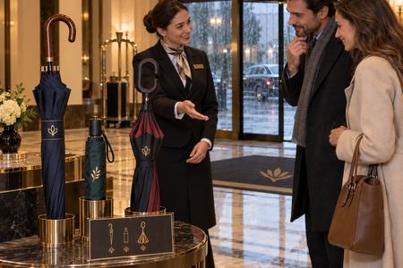 Personalisierte Hotelschirme in der Lobby an einem Regentag